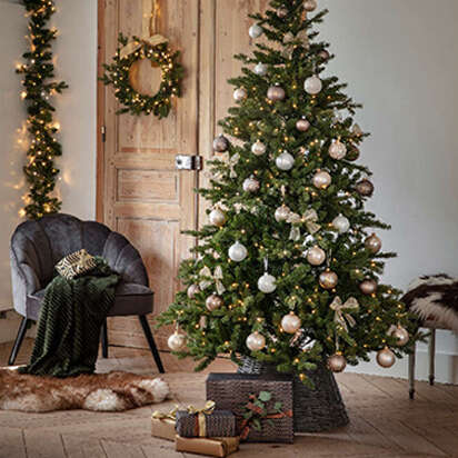 kuenstliche weihnachtsbaeume kraenze und girlanden 360x400